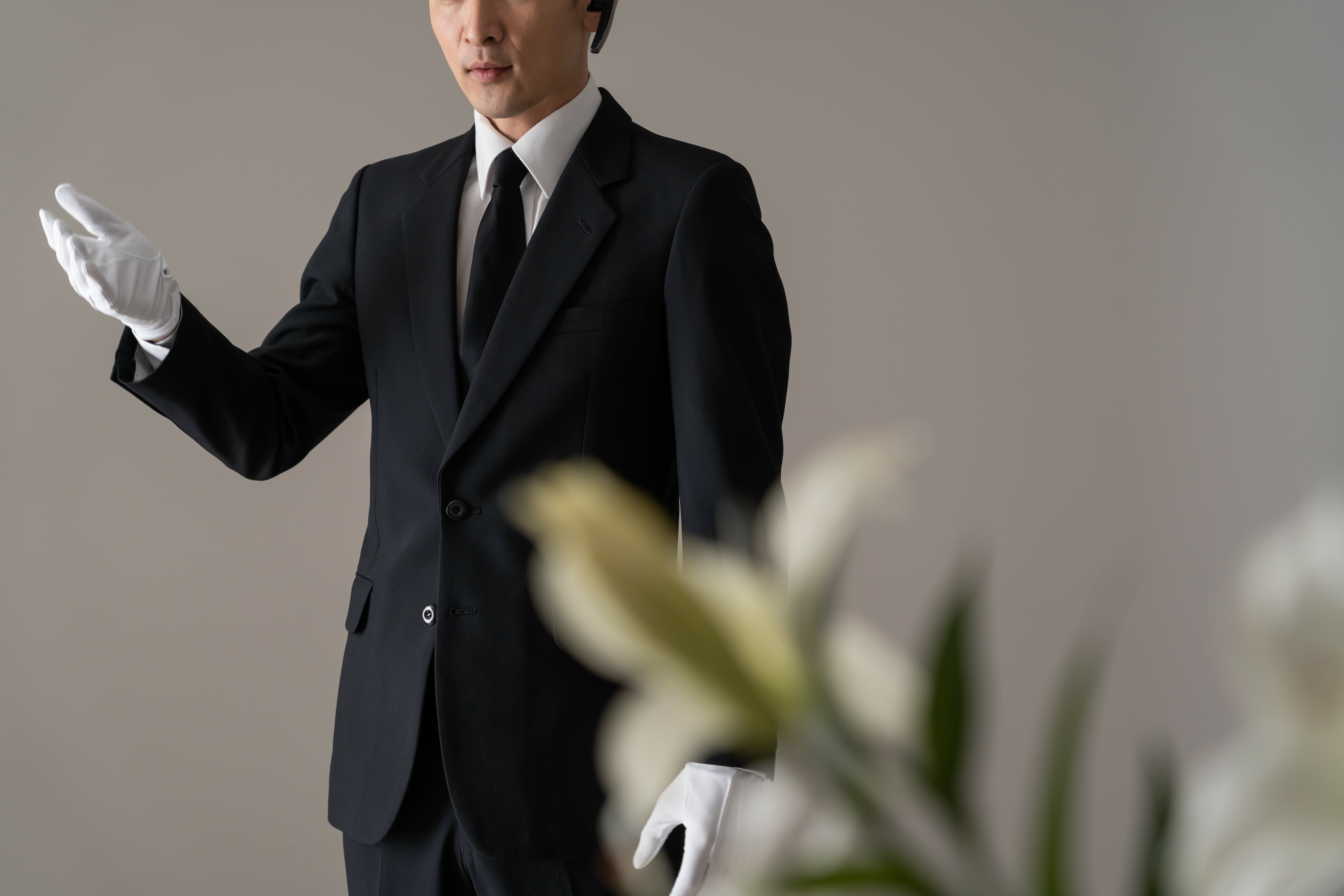 安心の搬送体制 — 白手袋スタッフ